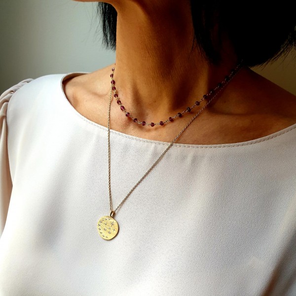 Hanka IN ilgas kaklo papuošalas su granatu ir cirkonio medalionu